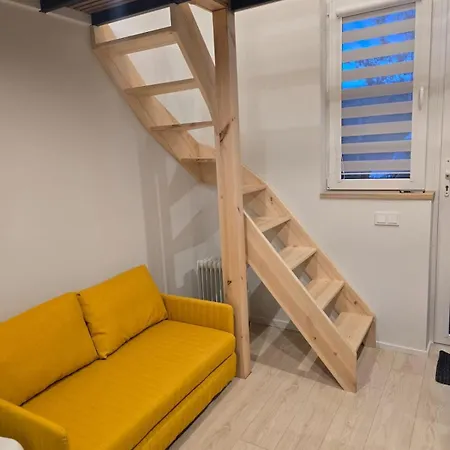Peaceful Den With Glimpse - Third Apartment *